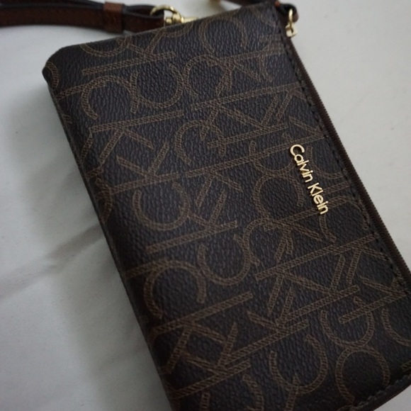 Calvin Klein Handbags - *LIKE NEW* Calvin Klein Wristlet